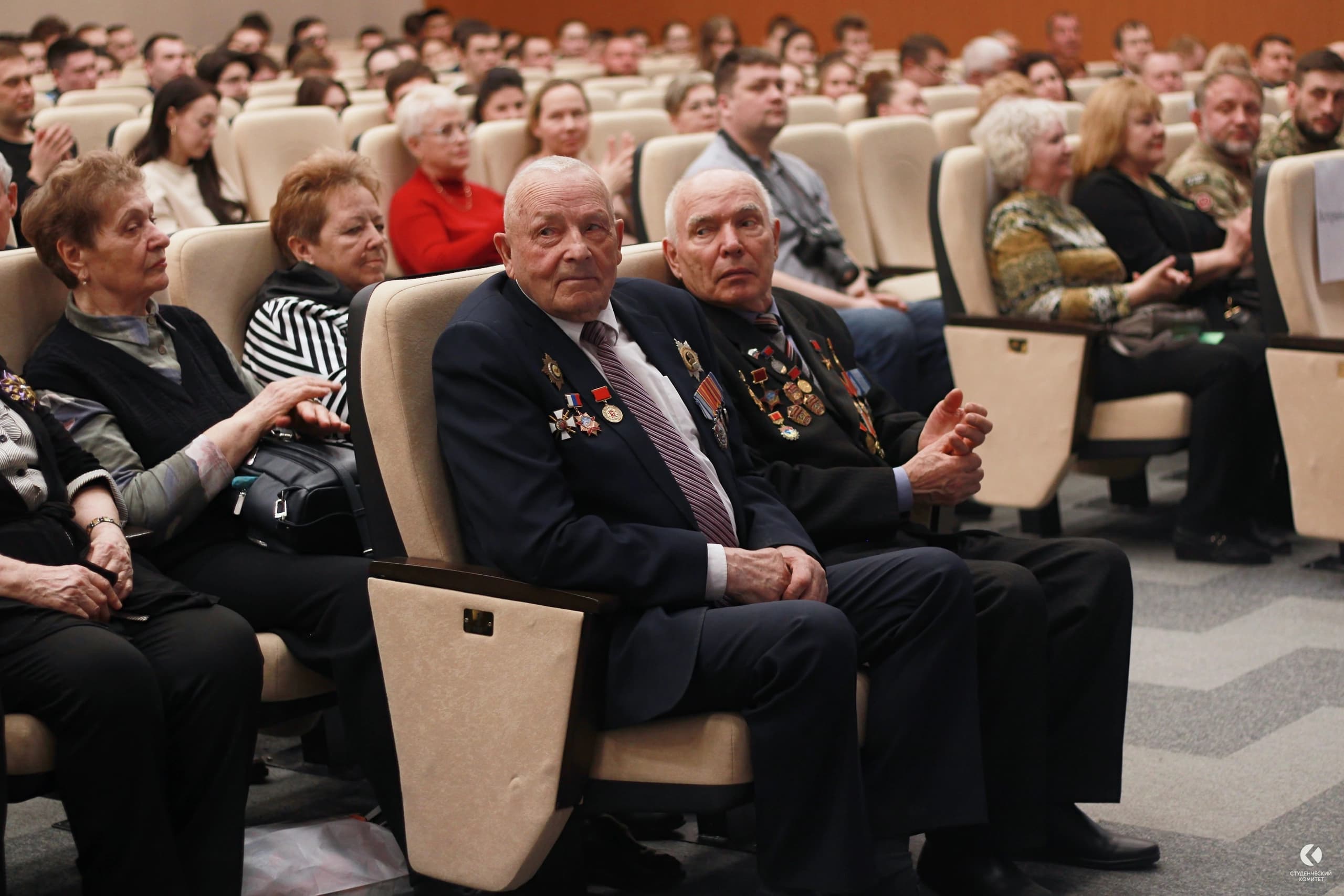 16 апреля в Политехническом институте СФУ прошёл торжественный концерт, посвящённый памяти ветеранов Великой Отечественной войны. Этот день напомнил нам о героизме и мужестве тех, кто сражался за свободу и жизнь нашей страны. 