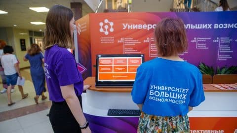 Прямой эфир для абитуриентов СФУ: ведущие Маргарита Кузнецова, Яна Белозёрова и Татьяна Шопенкова.