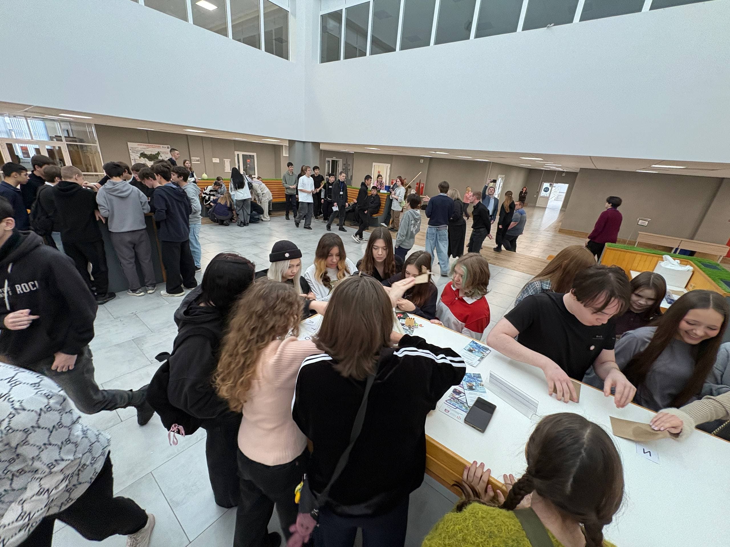 13 ноября 2025 в Политехническом институте СФУ при содействии Центра опережающей профессиональной подготовки прошло профориентационное мероприятие «ПолиТехнический компас» для учащихся 9-11 классов