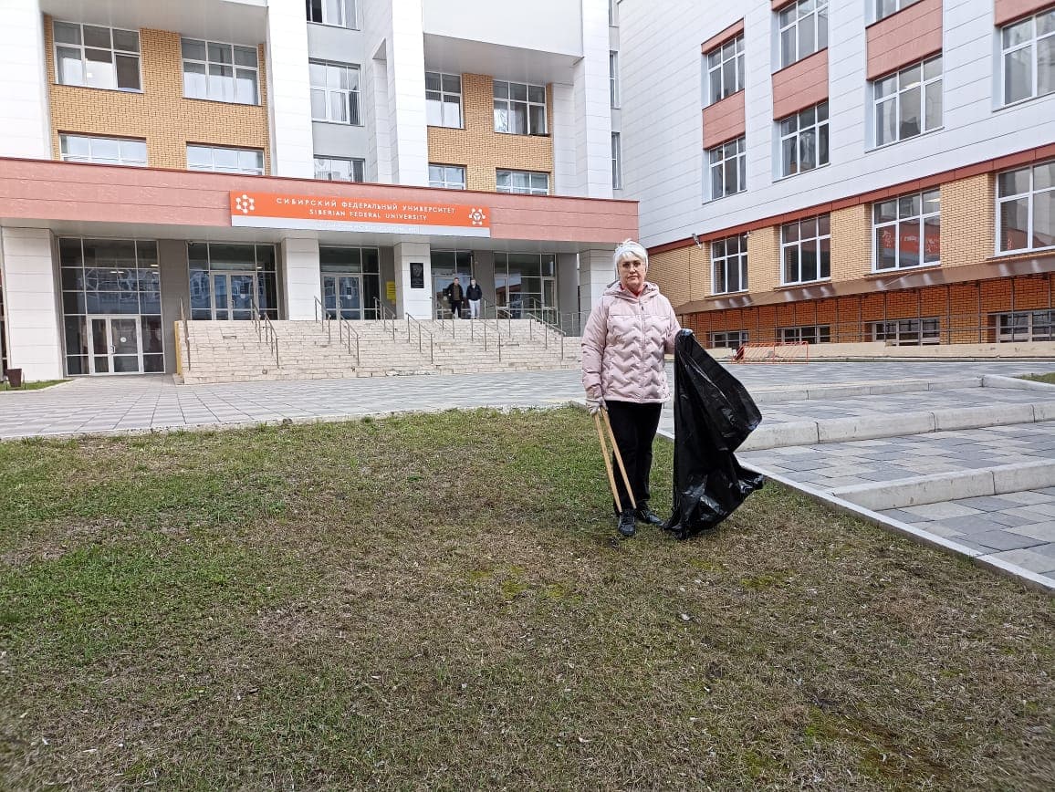 Субботник в Политехническом институте: студенты и сотрудники объединились для уборки территории