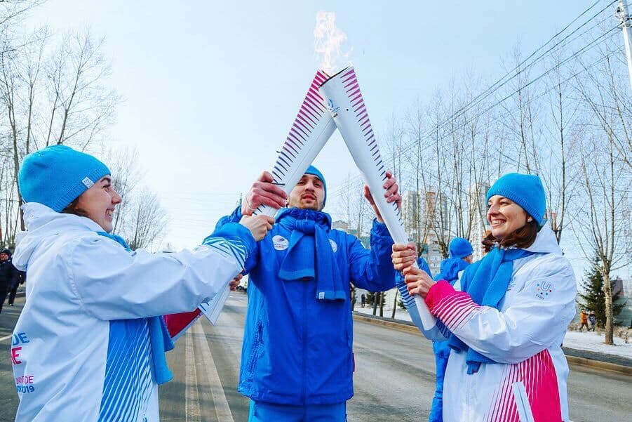 Огонь Зимней универсиады-2019: 68 факелоносцев пронесли его по улицам Красноярска