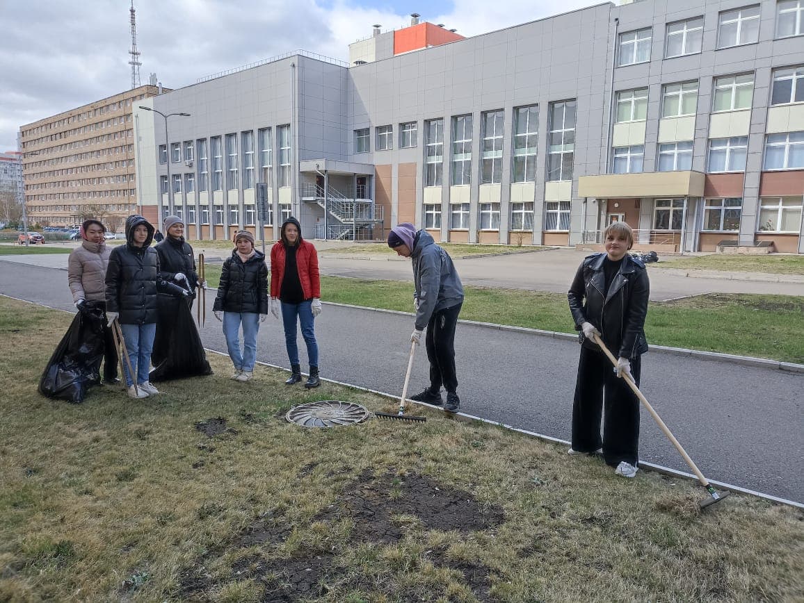 Субботник в Политехническом институте: студенты и сотрудники объединились для уборки территории