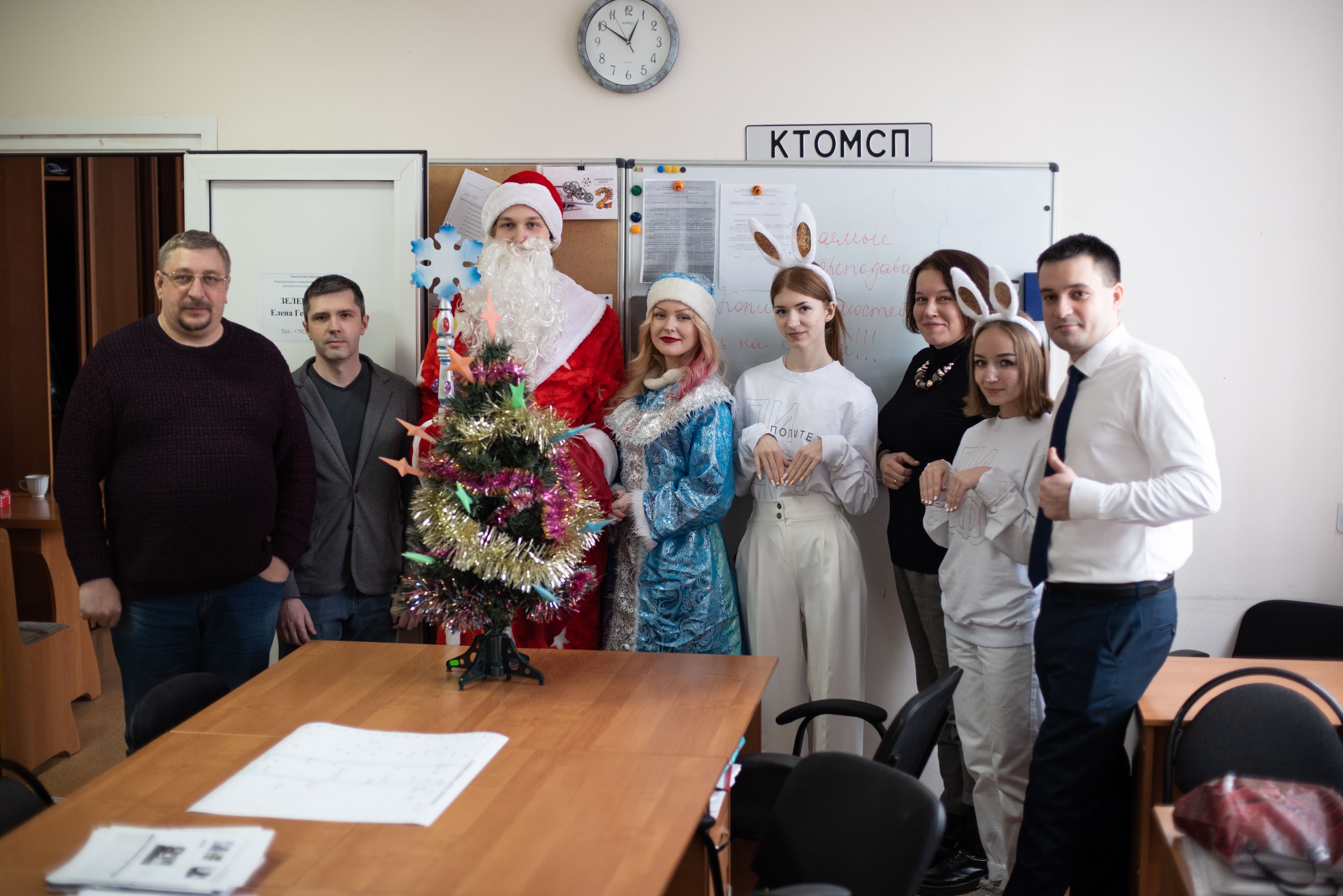 Новогодние фотосессии, поздравления от Деда Мороза для сотрудников Политехнического института