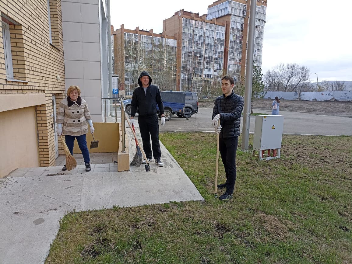 Субботник в Политехническом институте: студенты и сотрудники объединились для уборки территории