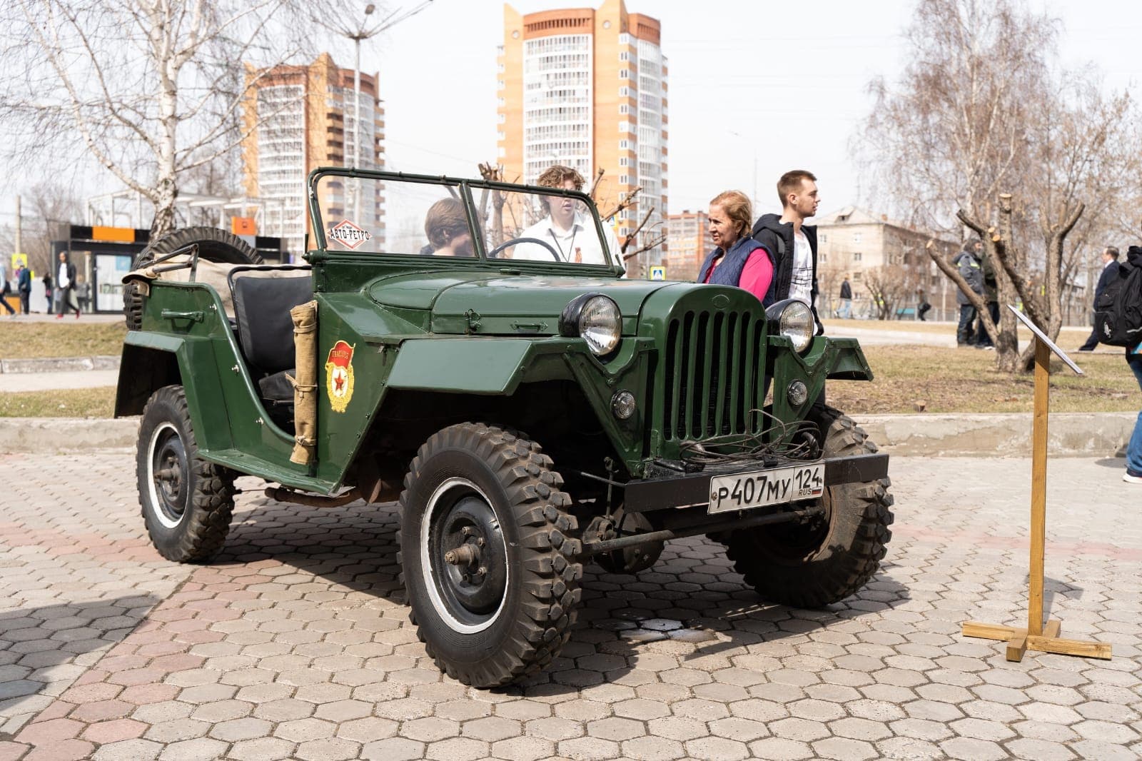 Выставка ретроавтомобилей и военной техники в СФУ 7 мая 2024 г.