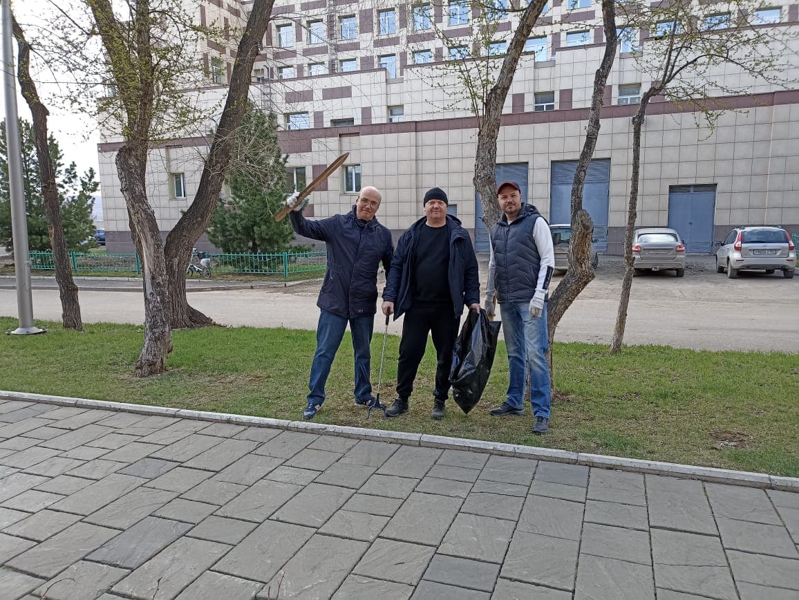 Субботник в Политехническом институте: студенты и сотрудники объединились для уборки территории