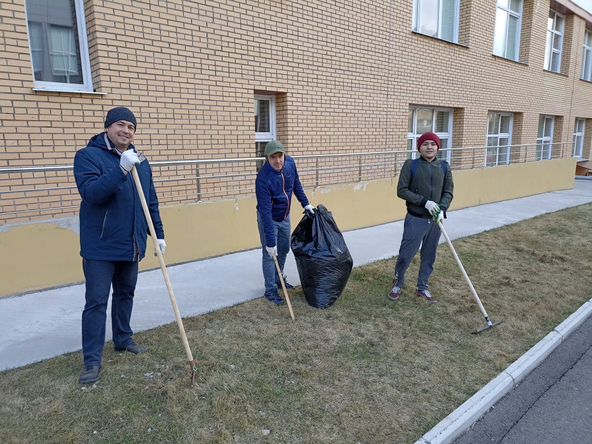 Субботник в Политехническом институте: студенты и сотрудники объединились для уборки территории